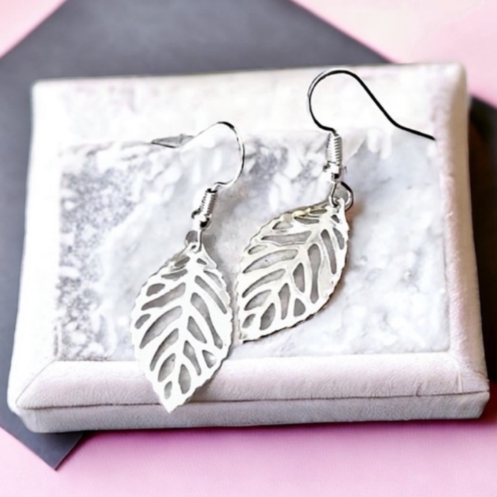 5 For $25💫Silver Filigree Leaf Dangles
